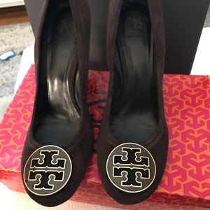 Tory Burch -suede brown sally wedge